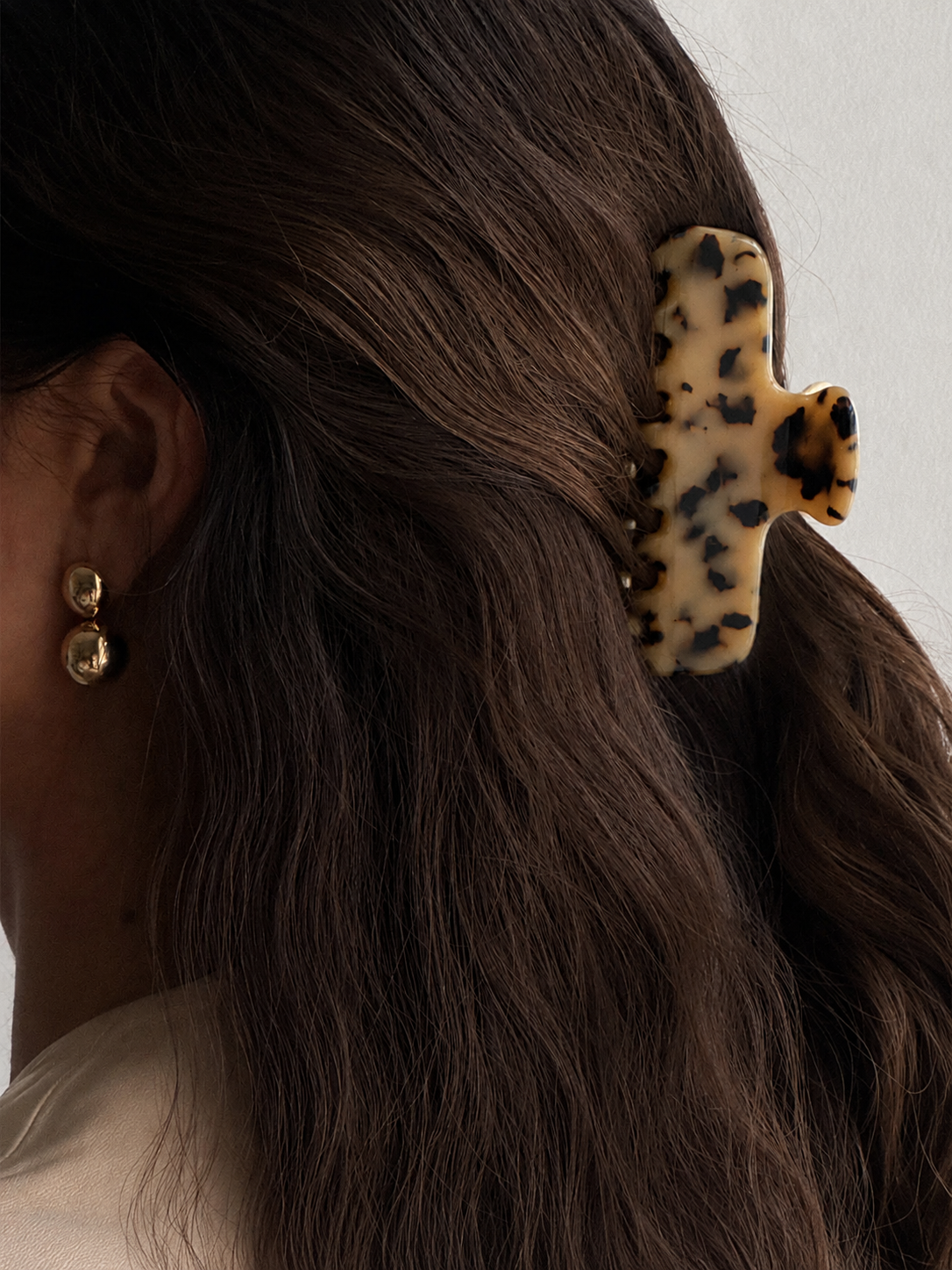 Grande Sloane Claw — White Leo