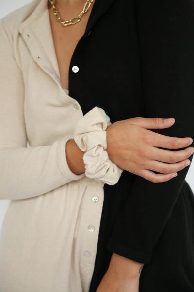 Donni Sweater Chiquita Scrunchie - Vincent Park - {{shop.address.city}} {{ shop.address.country }}