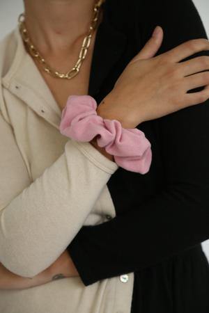 Donni Sweater Chiquita Scrunchie - Vincent Park - {{shop.address.city}} {{ shop.address.country }}