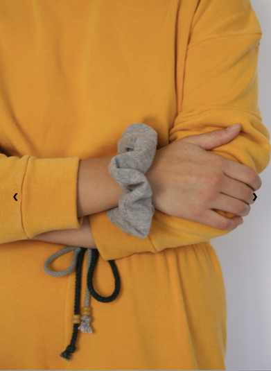 Donni Sweater Chiquita Scrunchie - Vincent Park - {{shop.address.city}} {{ shop.address.country }}